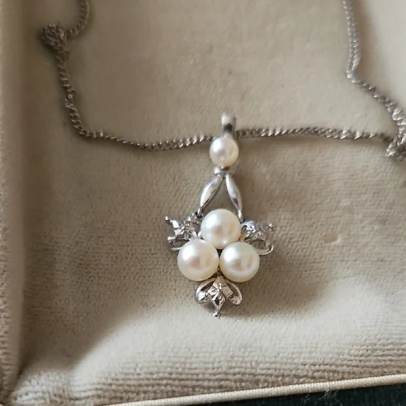 Mikimoto Silver Necklace with White Pearls - Picture 2 of 12